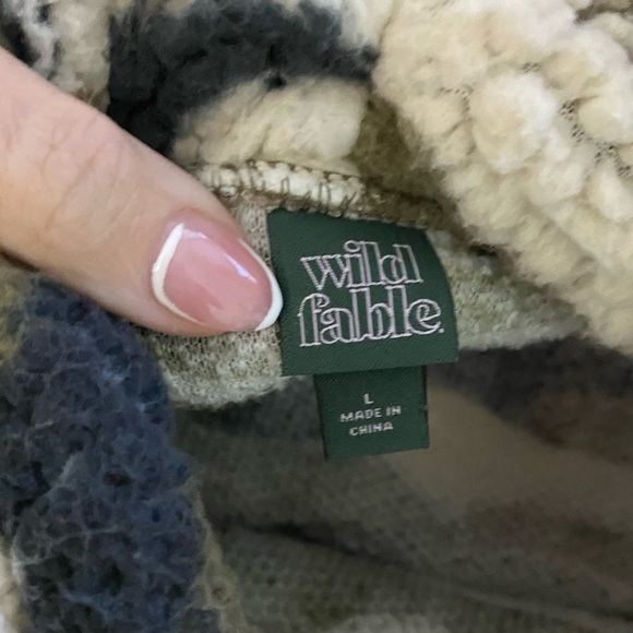 Wild Fable camo fleece cropped drawstring sweatshirt l - Picture 5 of 6